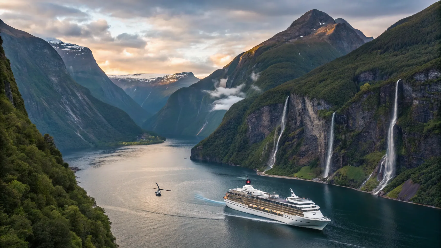 Majestätischer Geirangerfjord während einer <strong>Kreuzfahrt durch die Fjorde Norwegens</strong>, mit einem Kreuzfahrtschiff und einem Helikopter in der Ferne.
