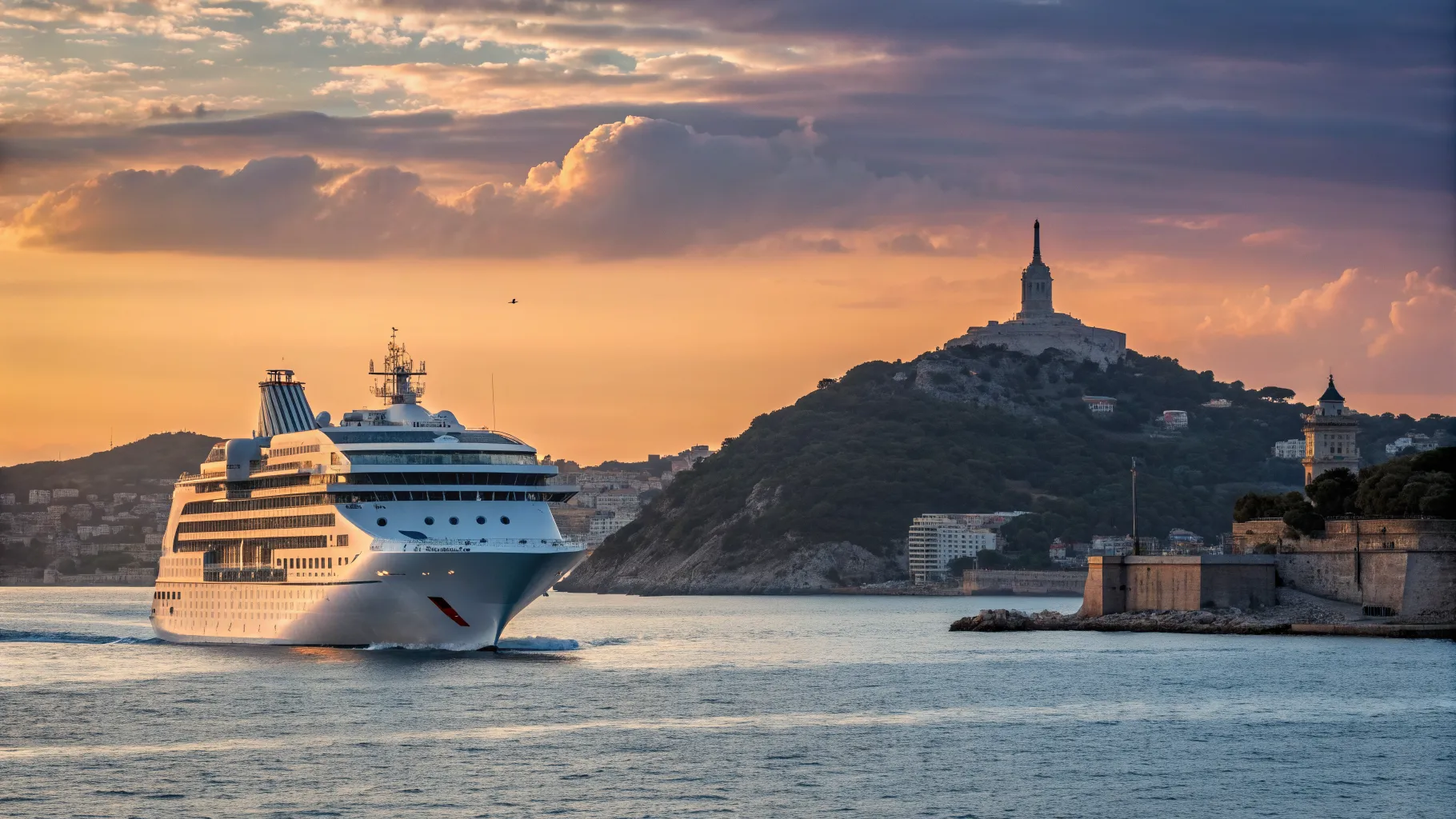 Navire de croisière luxueux quittant le Vieux-Port de Marseille au lever du soleil pour une <strong>croisière Caraïbes 12 nuits depuis Marseille</strong>