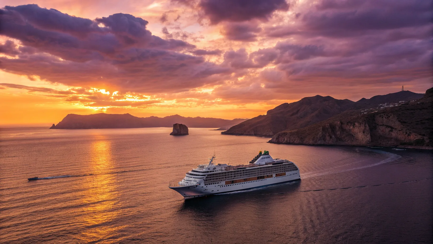 Un majestuoso <strong>crucero desde Ensenada</strong> navegando por la costa de Baja California al atardecer