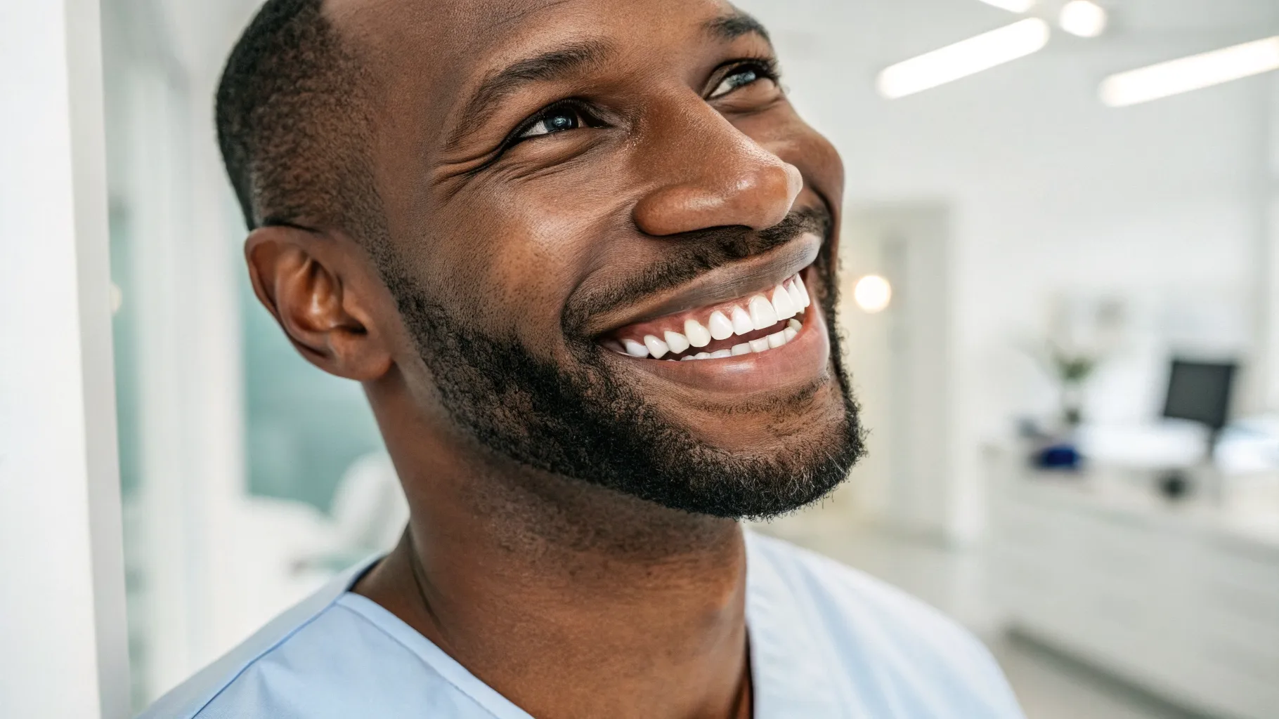 Zâmbet radiant cu <strong>implanturi dentare din zirconiu realizate în aceeași zi</strong>, ilustrând restaurarea estetică și rapidă.